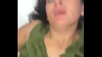 Светловолосая мать развлекается с секс игрушкой перед веб камерой